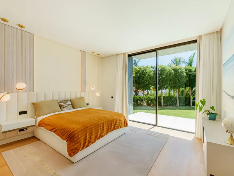Zeitgenössische Villa mit Panoramablick auf das Mittelmeer in La Quinta, Benahavís