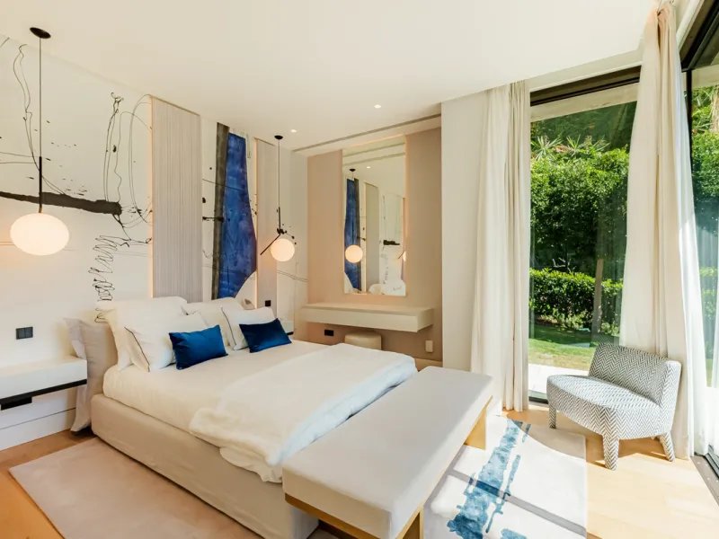 Zeitgenössische Villa mit Panoramablick auf das Mittelmeer in La Quinta, Benahavís