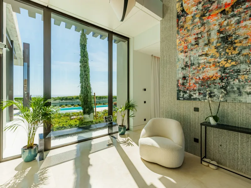 Zeitgenössische Villa mit Panoramablick auf das Mittelmeer in La Quinta, Benahavís
