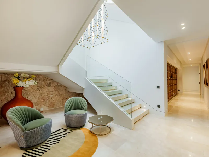 Zeitgenössische Villa mit Panoramablick auf das Mittelmeer in La Quinta, Benahavís