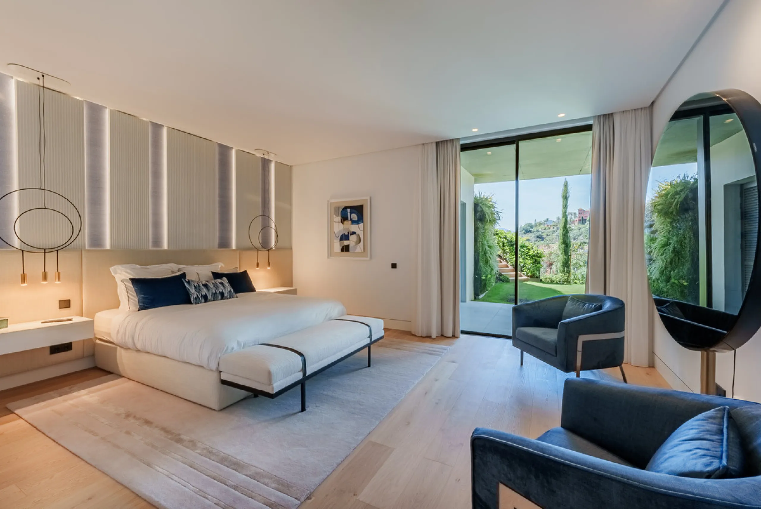 Zeitgenössische Villa mit Panoramablick auf das Mittelmeer in La Quinta, Benahavís