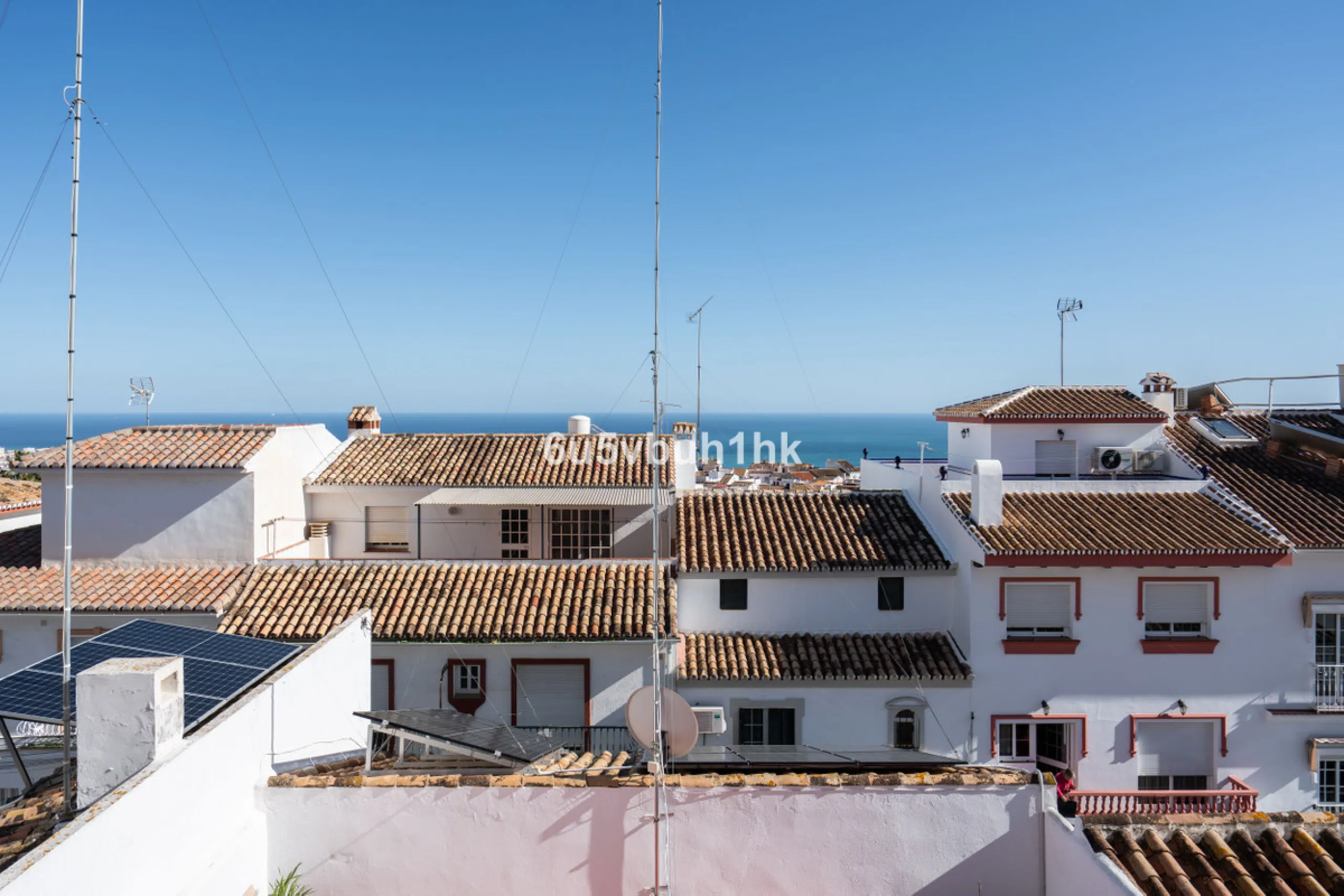 This entire house offers versatile possibilities for personal use, a holiday home, or as an investment opportunity.