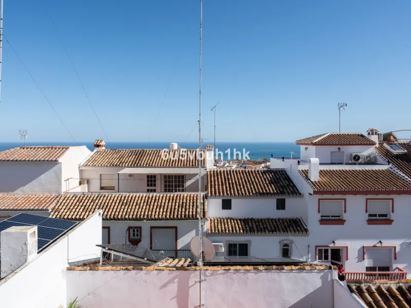 This entire house offers versatile possibilities for personal use, a holiday home, or as an investment opportunity.