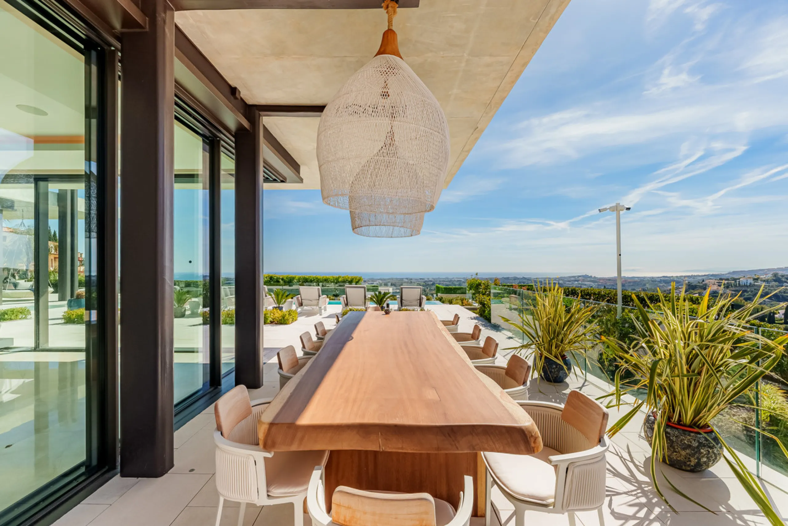 Zeitgenössische Villa mit Panoramablick auf das Mittelmeer in La Quinta, Benahavís