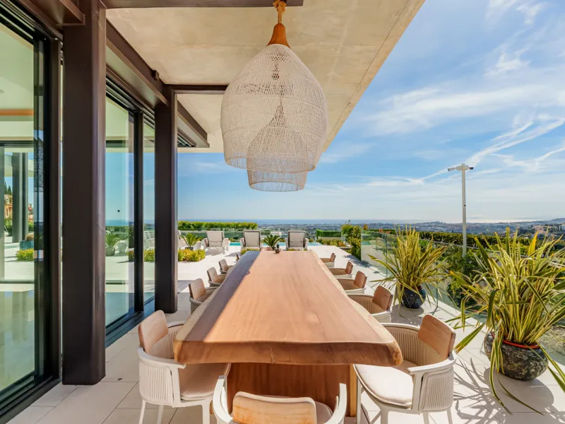 Zeitgenössische Villa mit Panoramablick auf das Mittelmeer in La Quinta, Benahavís
