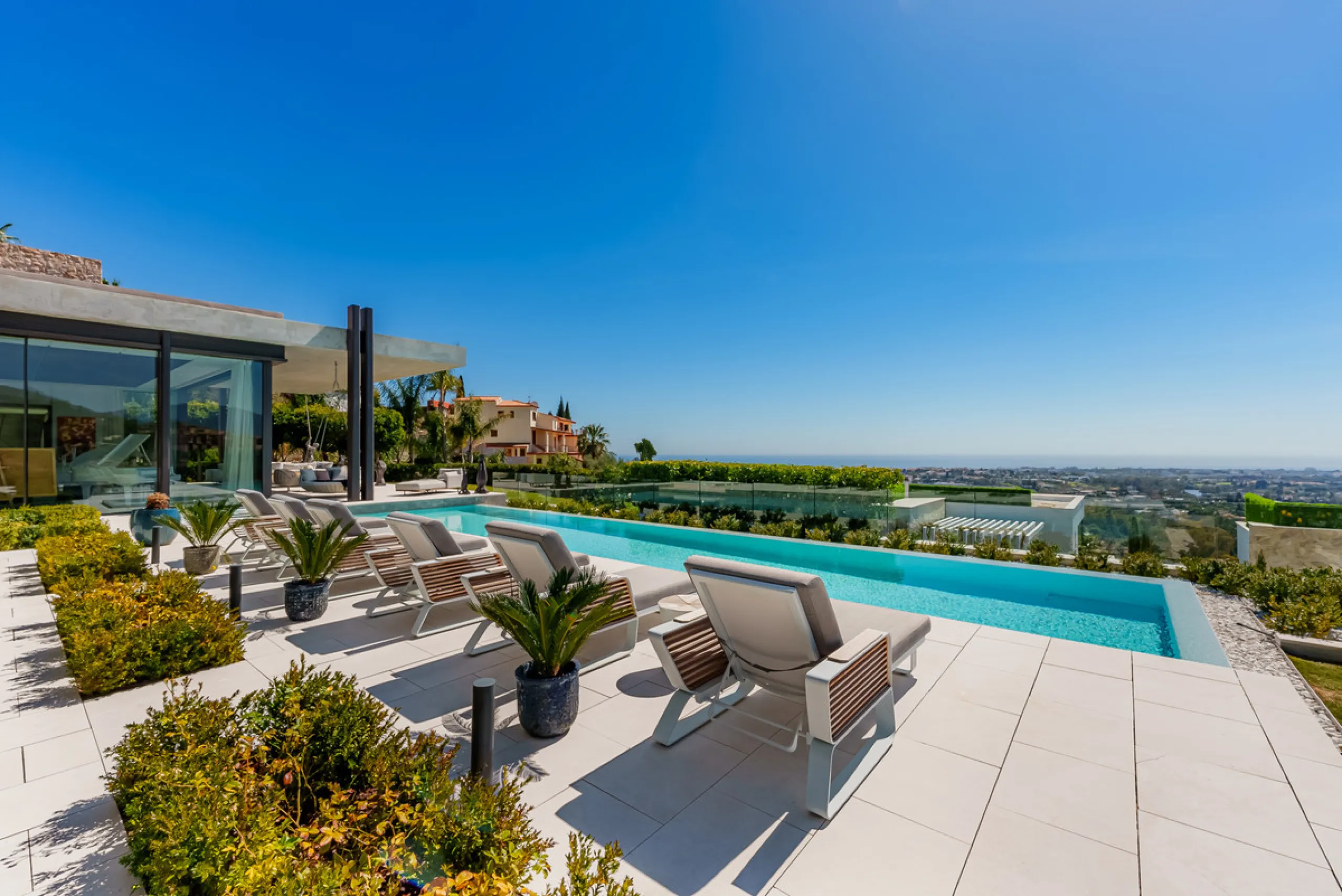 Zeitgenössische Villa mit Panoramablick auf das Mittelmeer in La Quinta, Benahavís