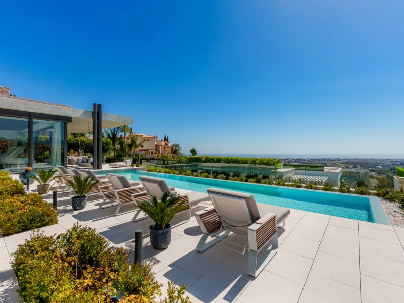 Zeitgenössische Villa mit Panoramablick auf das Mittelmeer in La Quinta, Benahavís