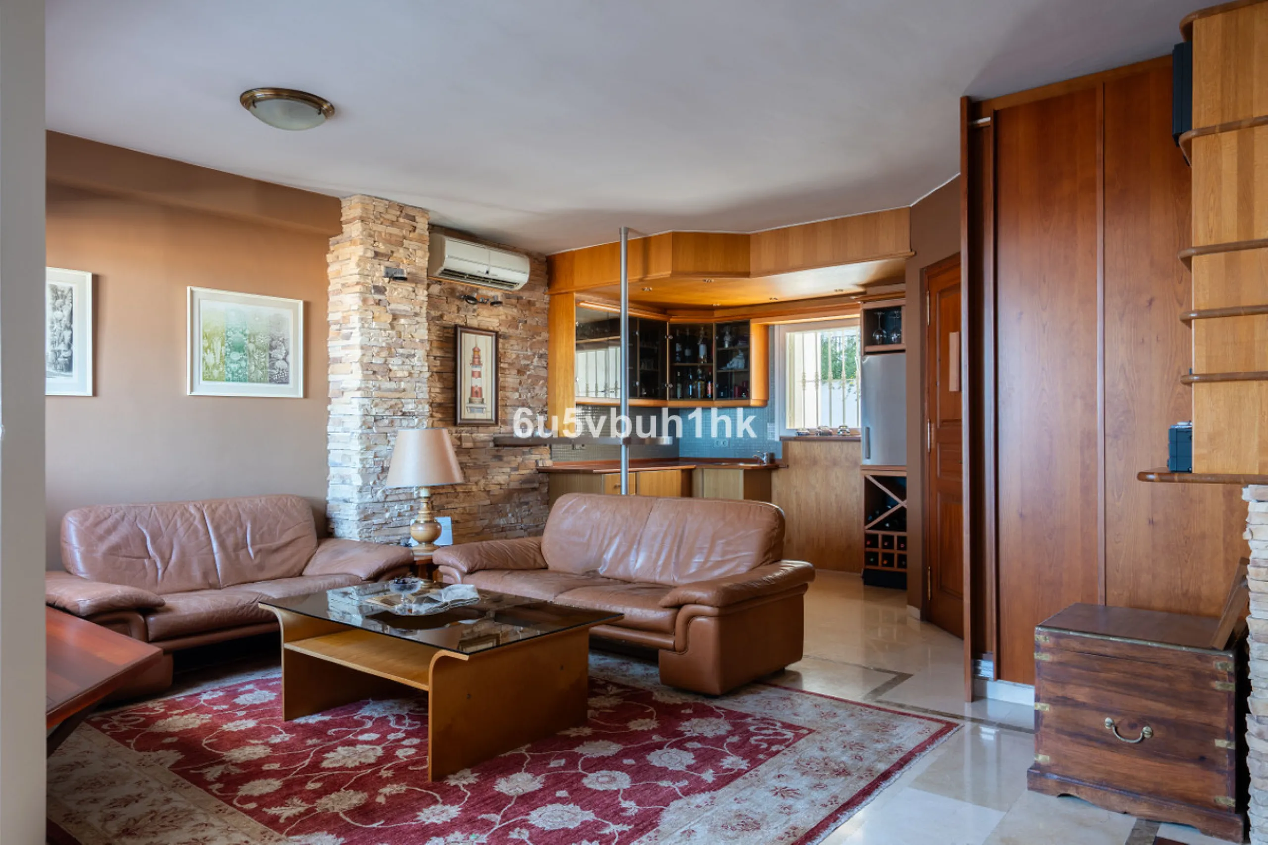 This entire house offers versatile possibilities for personal use, a holiday home, or as an investment opportunity.