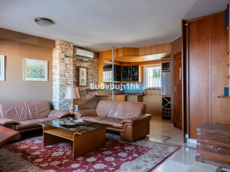 This entire house offers versatile possibilities for personal use, a holiday home, or as an investment opportunity.