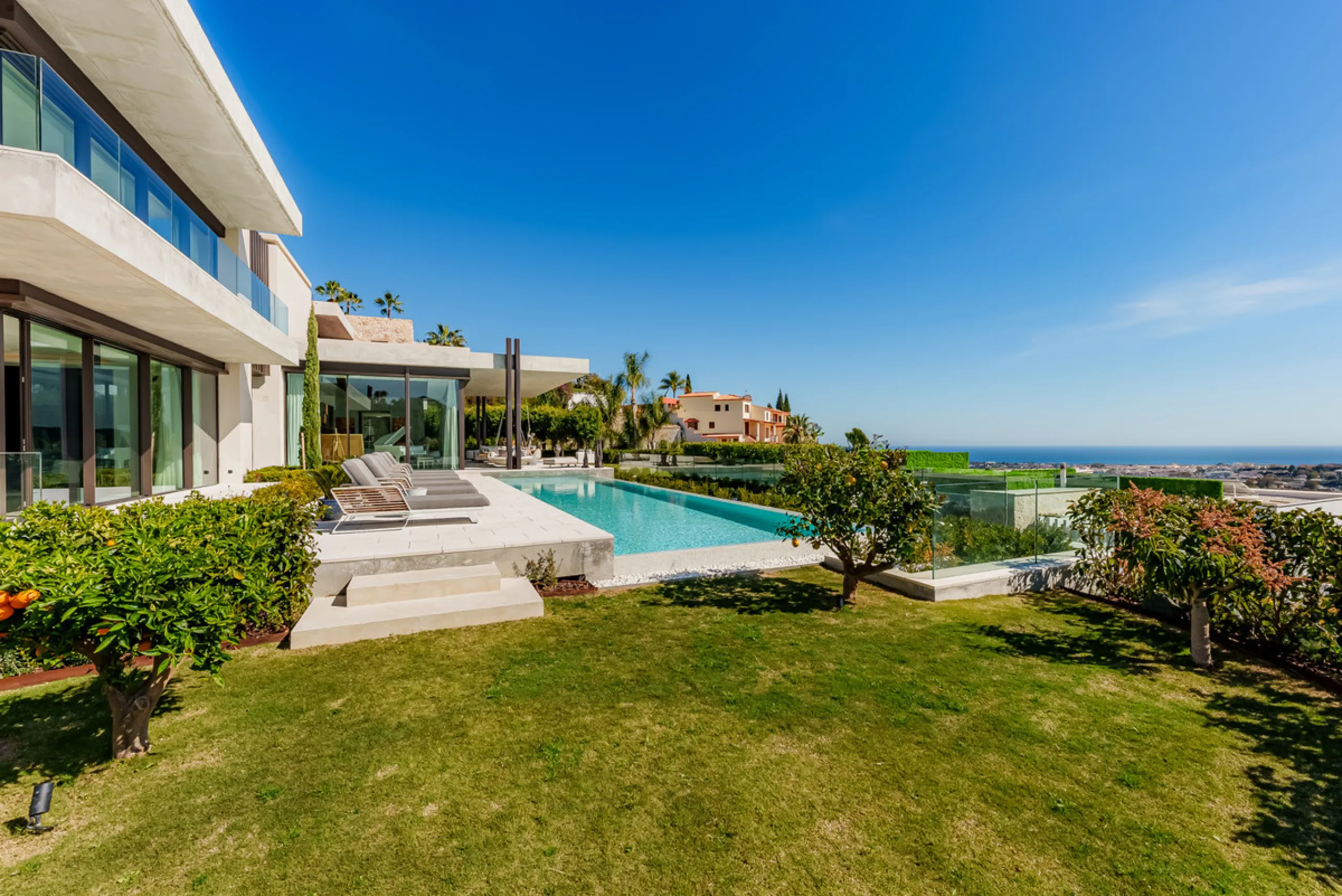 Zeitgenössische Villa mit Panoramablick auf das Mittelmeer in La Quinta, Benahavís