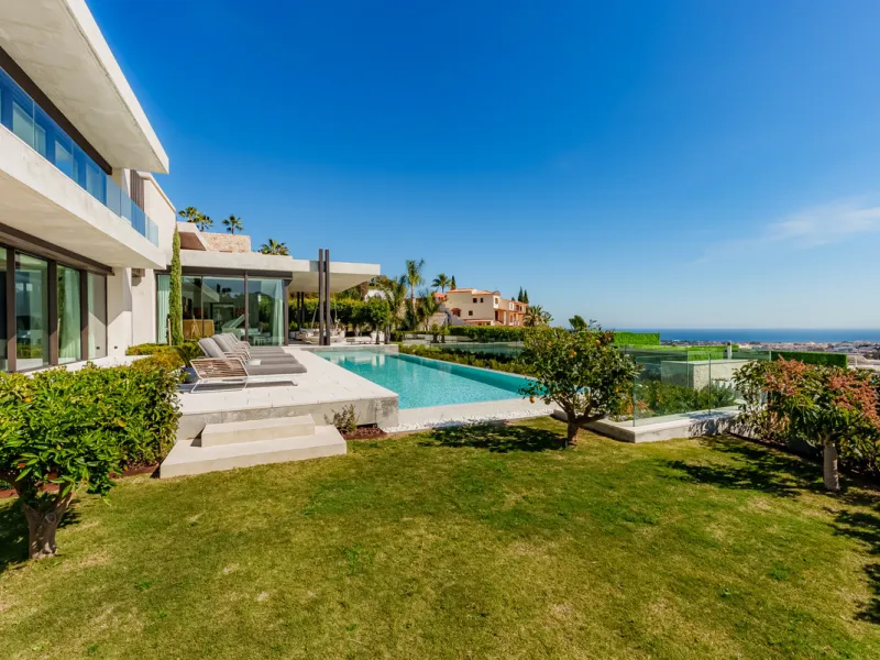 Zeitgenössische Villa mit Panoramablick auf das Mittelmeer in La Quinta, Benahavís