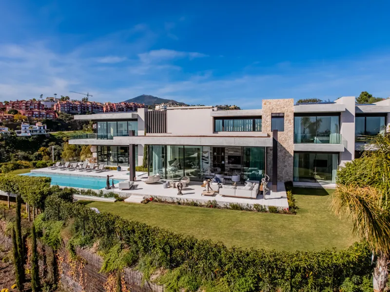Zeitgenössische Villa mit Panoramablick auf das Mittelmeer in La Quinta, Benahavís