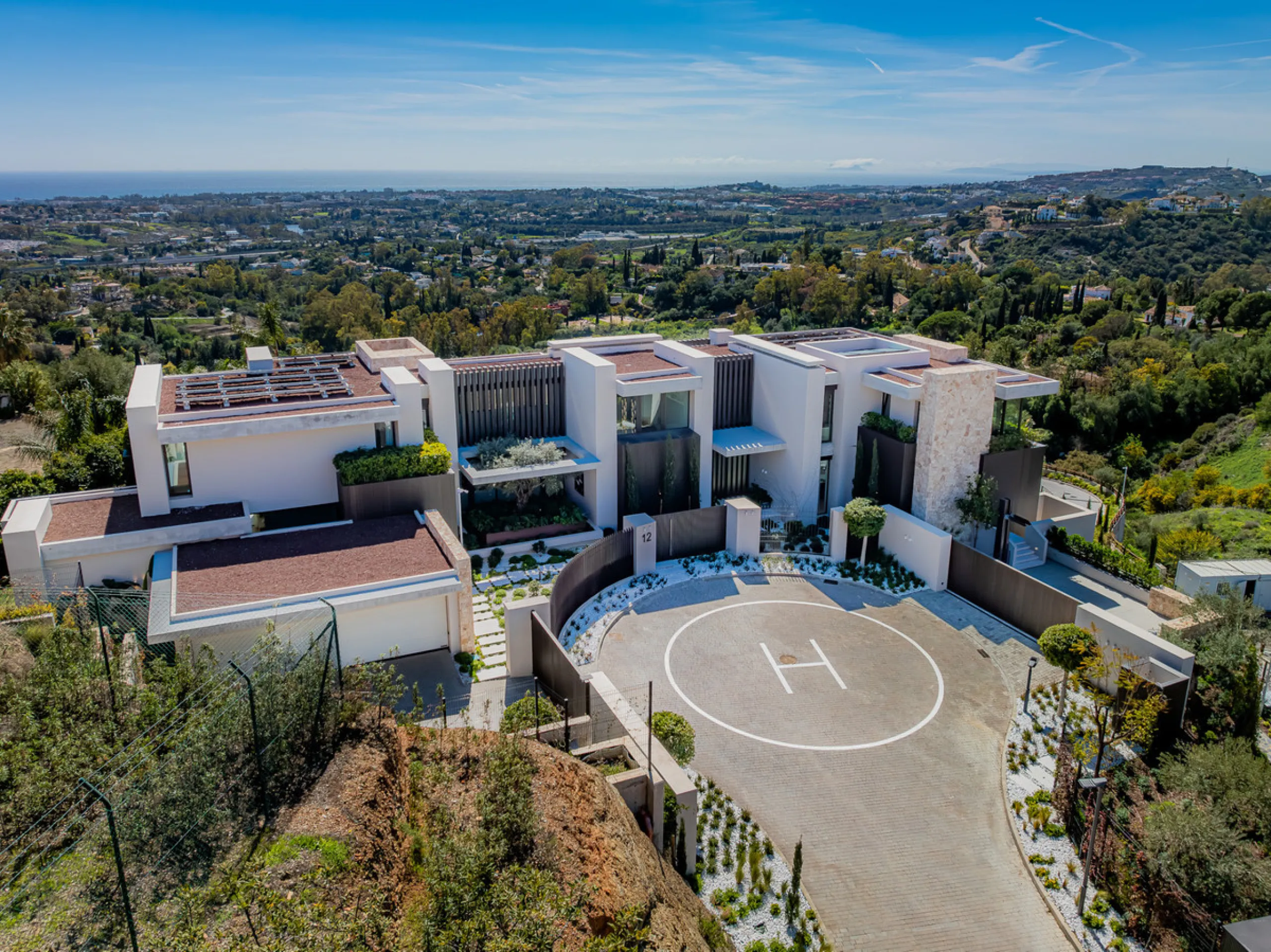 Zeitgenössische Villa mit Panoramablick auf das Mittelmeer in La Quinta, Benahavís