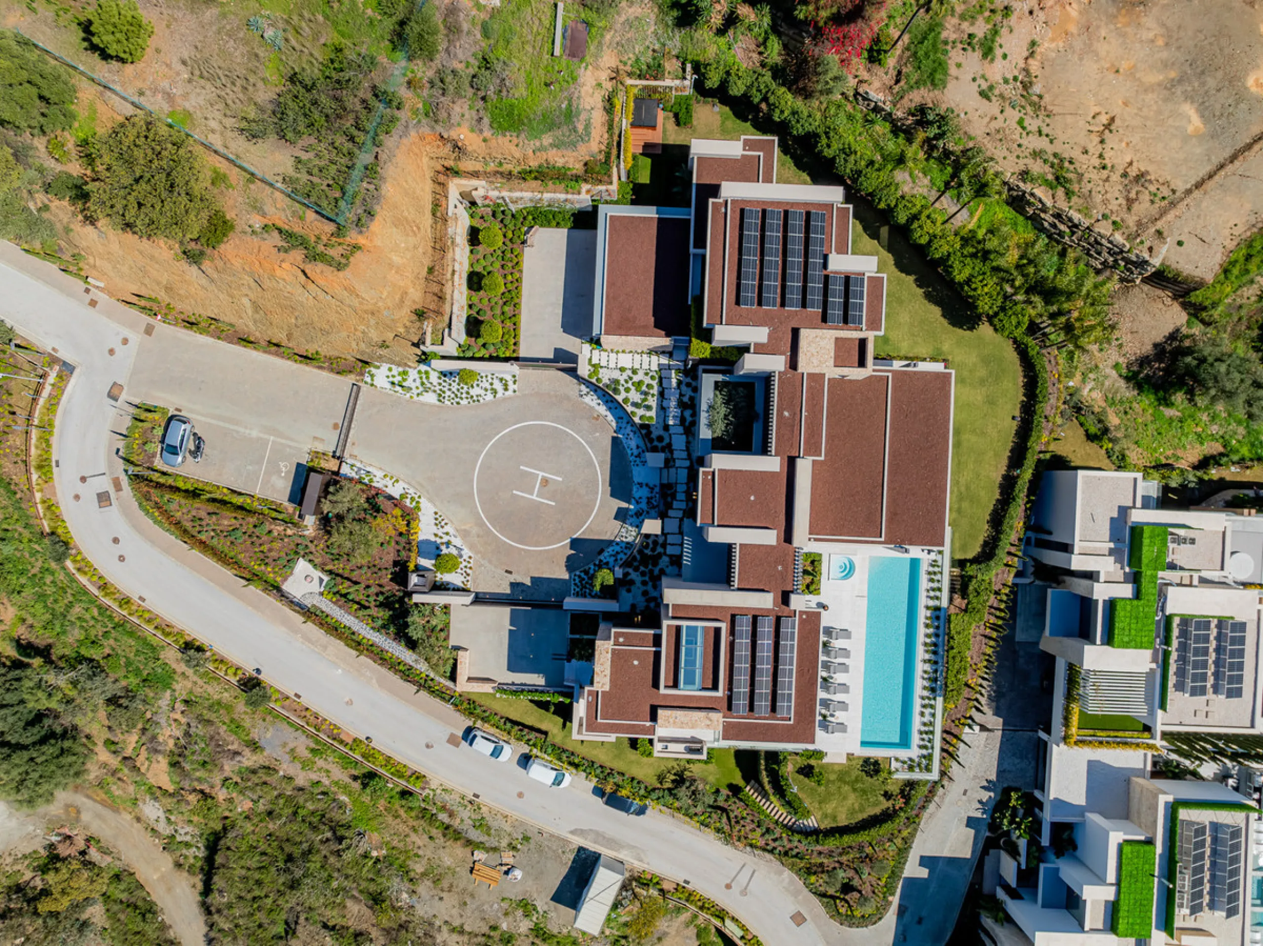 Zeitgenössische Villa mit Panoramablick auf das Mittelmeer in La Quinta, Benahavís