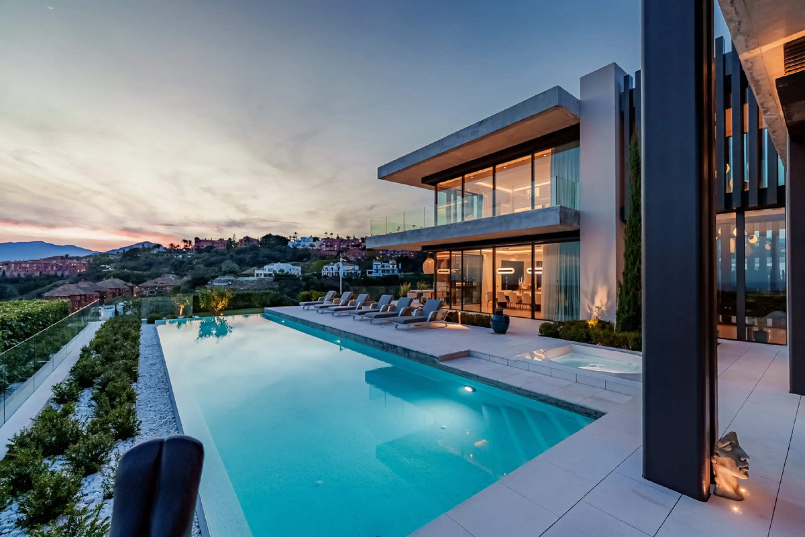 Zeitgenössische Villa mit Panoramablick auf das Mittelmeer in La Quinta, Benahavís