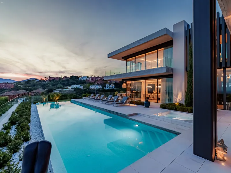 Zeitgenössische Villa mit Panoramablick auf das Mittelmeer in La Quinta, Benahavís