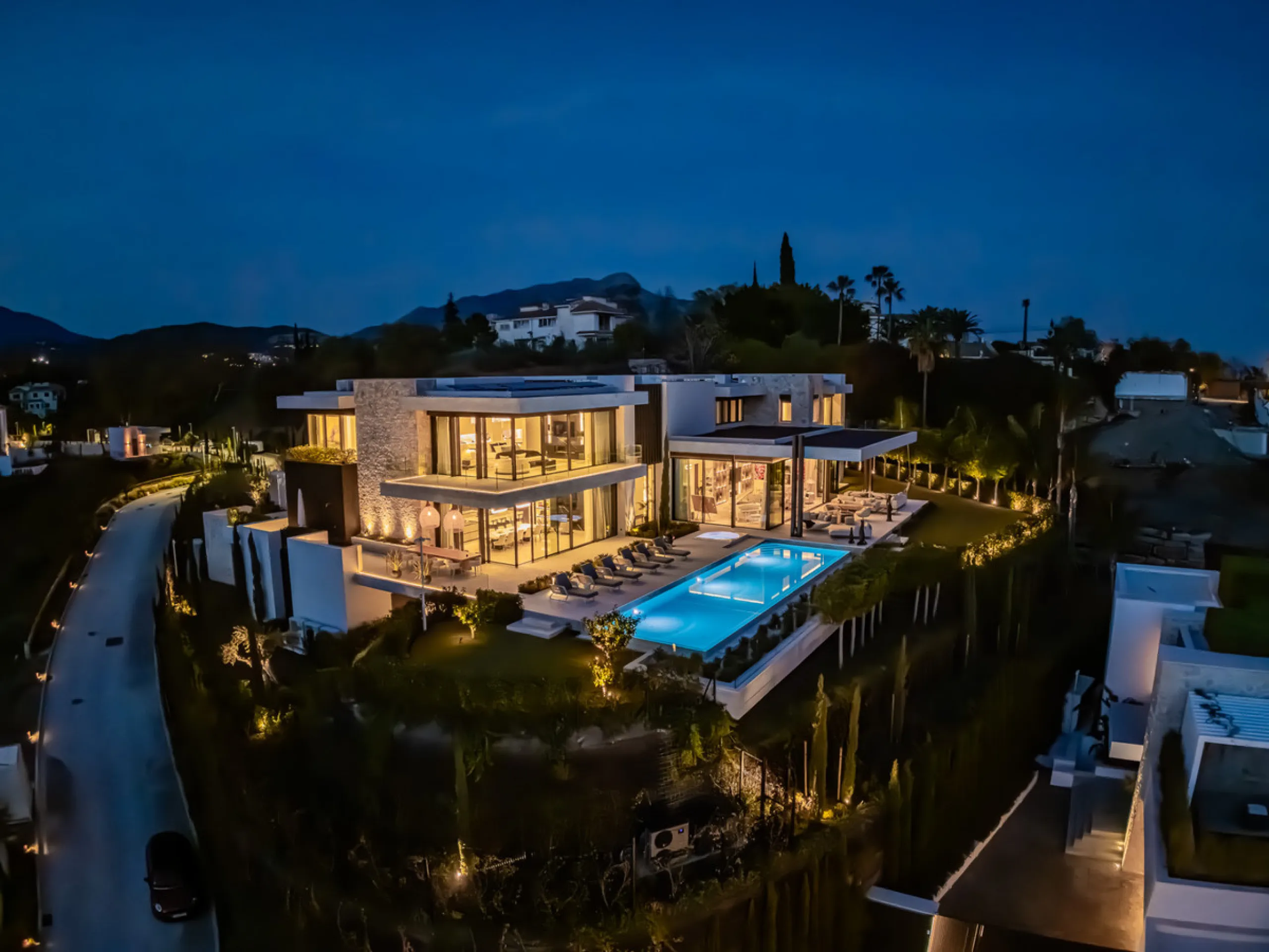 Zeitgenössische Villa mit Panoramablick auf das Mittelmeer in La Quinta, Benahavís
