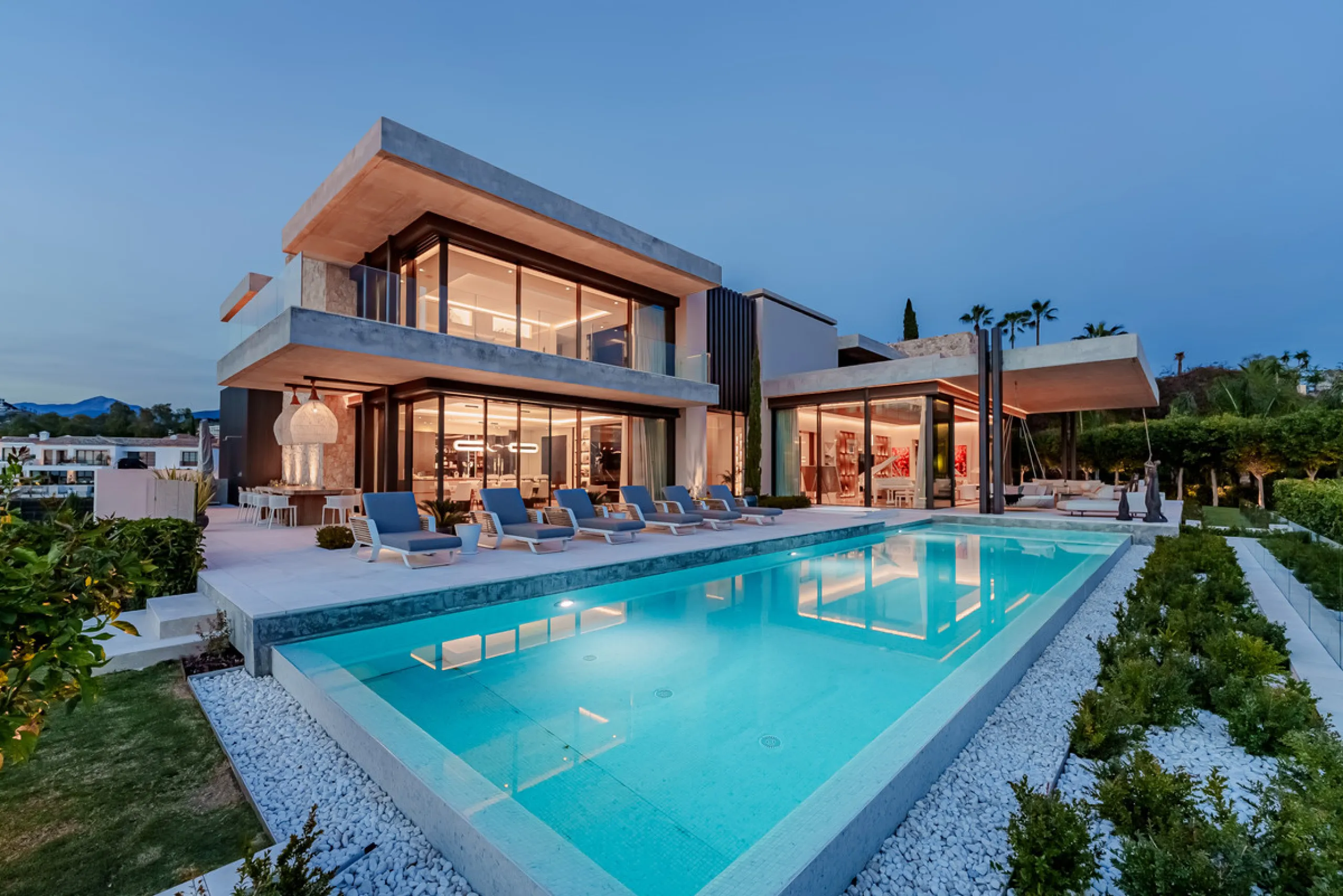 Zeitgenössische Villa mit Panoramablick auf das Mittelmeer in La Quinta, Benahavís