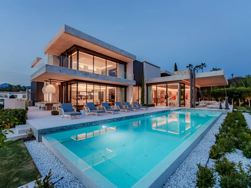 Zeitgenössische Villa mit Panoramablick auf das Mittelmeer in La Quinta, Benahavís