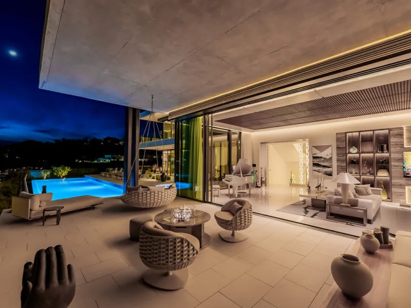 Zeitgenössische Villa mit Panoramablick auf das Mittelmeer in La Quinta, Benahavís