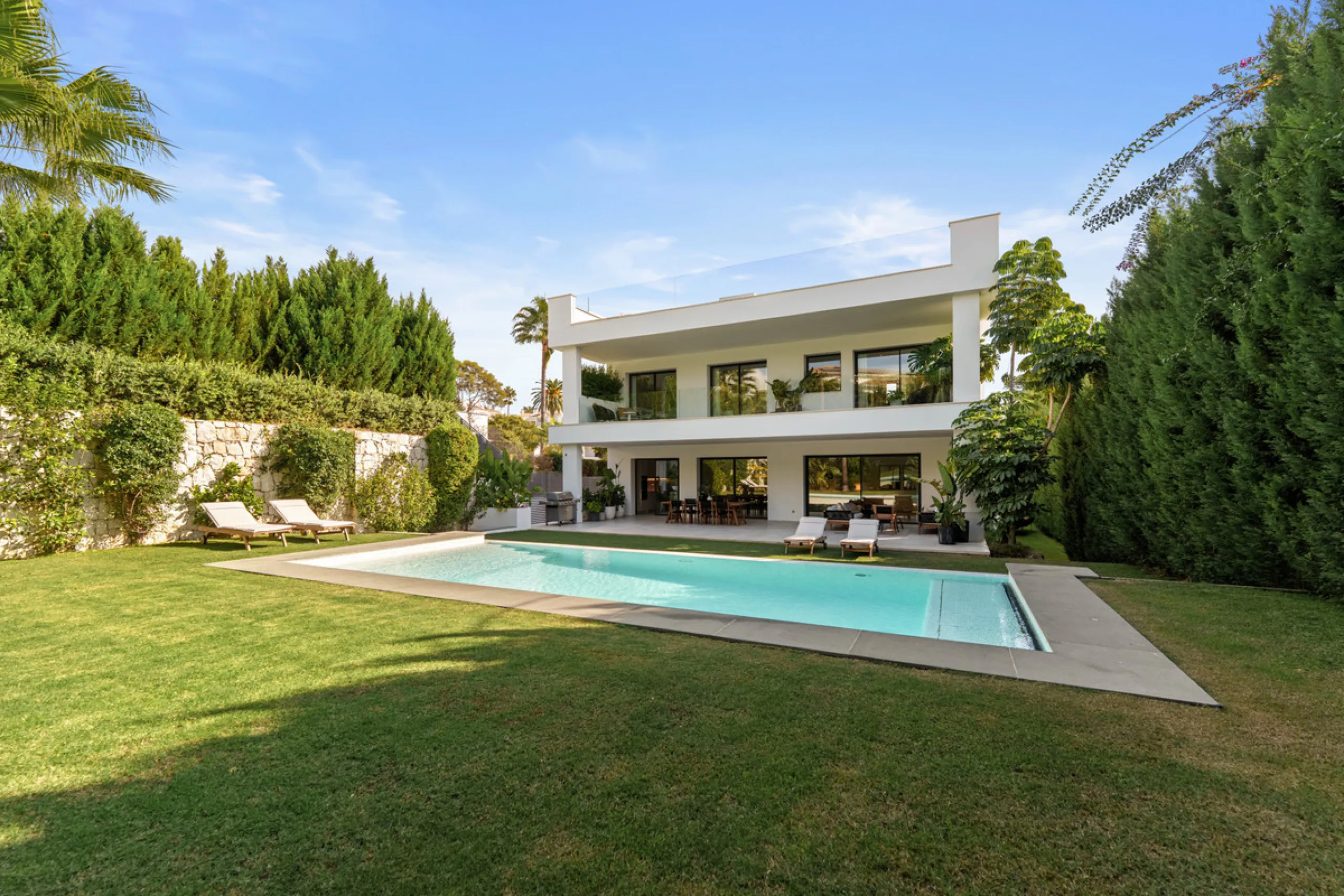 Located in the sought-after area of Nueva Andalucía, just minutes from Puerto Banús, Villa Jardin is a beautifully presented contemporary villa combining style, comfort, and functionality. The home features open-plan living areas with large sliding doors 
