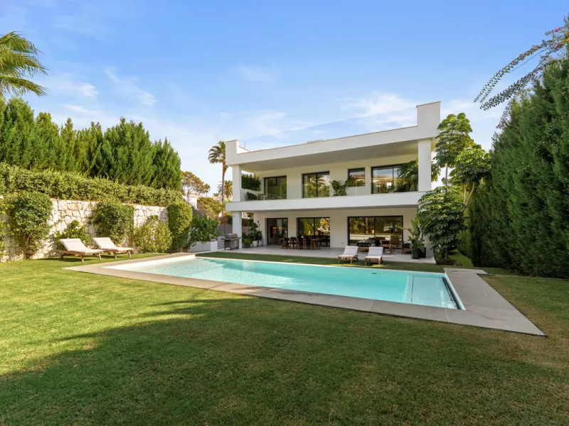 Located in the sought-after area of Nueva Andalucía, just minutes from Puerto Banús, Villa Jardin is a beautifully presented contemporary villa combining style, comfort, and functionality. The home features open-plan living areas with large sliding doors 