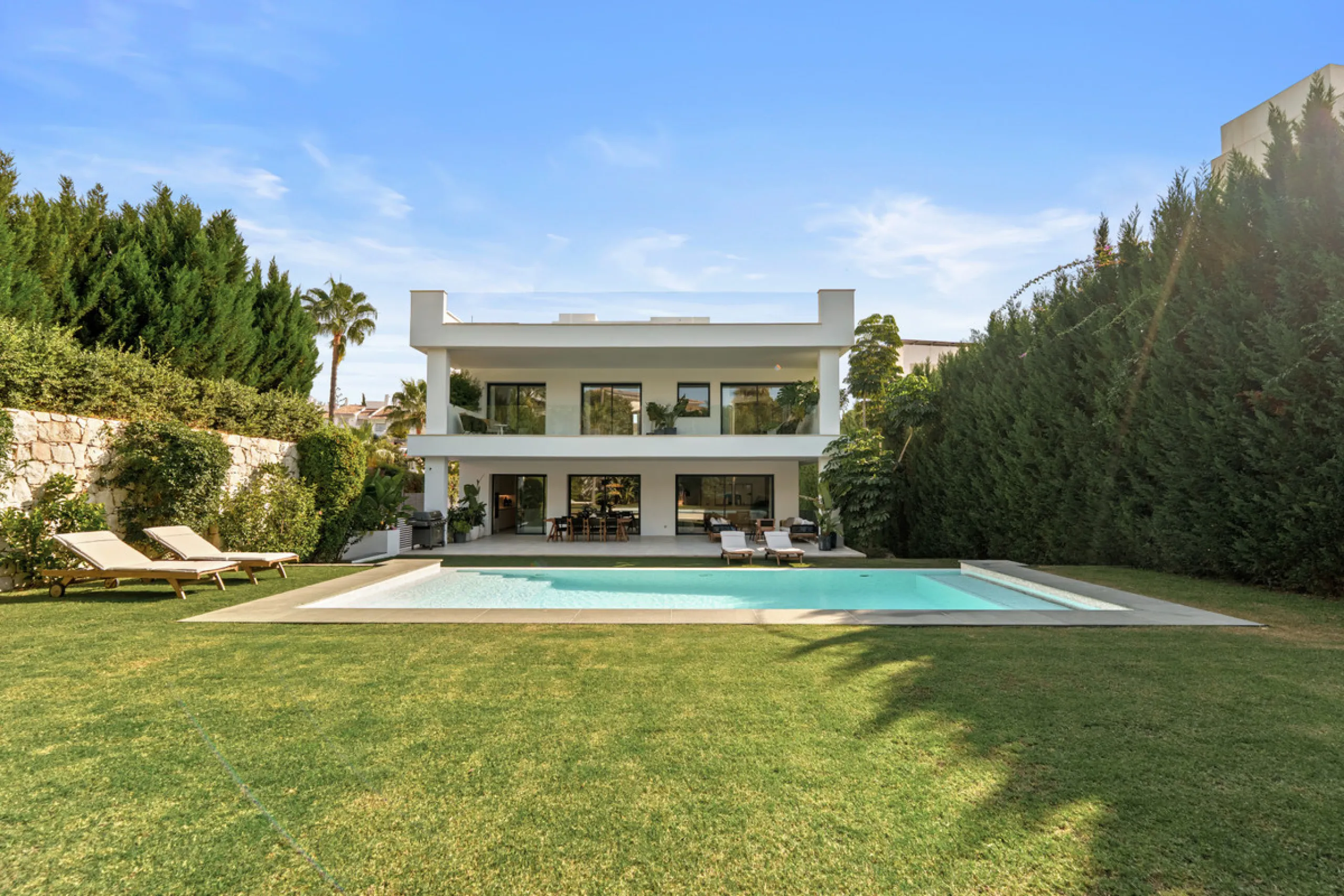 Located in the sought-after area of Nueva Andalucía, just minutes from Puerto Banús, Villa Jardin is a beautifully presented contemporary villa combining style, comfort, and functionality. The home features open-plan living areas with large sliding doors 