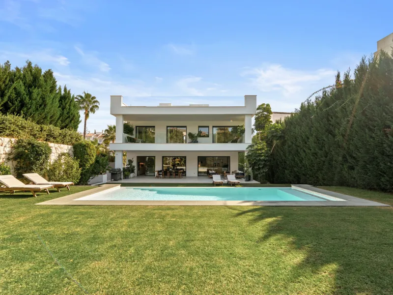 Located in the sought-after area of Nueva Andalucía, just minutes from Puerto Banús, Villa Jardin is a beautifully presented contemporary villa combining style, comfort, and functionality. The home features open-plan living areas with large sliding doors 