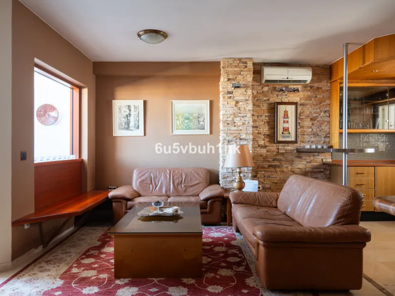 This entire house offers versatile possibilities for personal use, a holiday home, or as an investment opportunity.