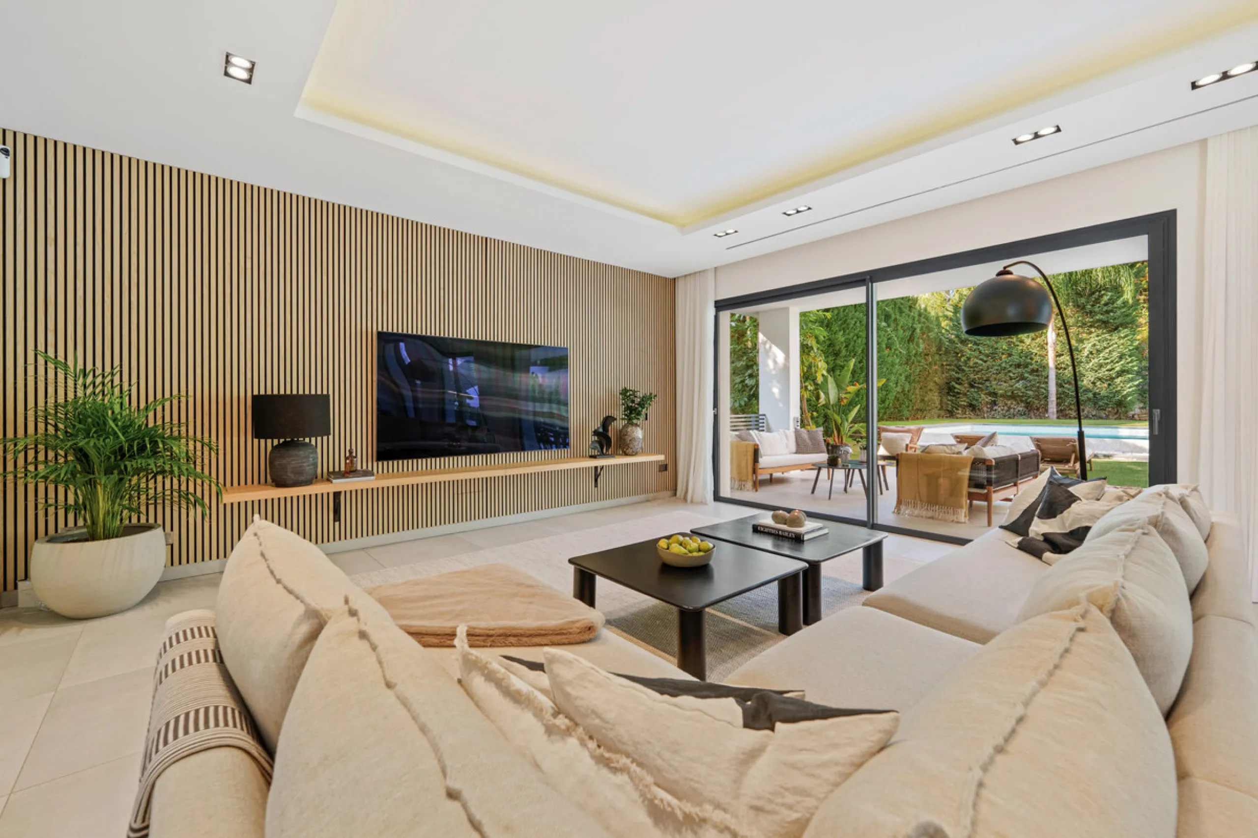 Located in the sought-after area of Nueva Andalucía, just minutes from Puerto Banús, Villa Jardin is a beautifully presented contemporary villa combining style, comfort, and functionality. The home features open-plan living areas with large sliding doors 