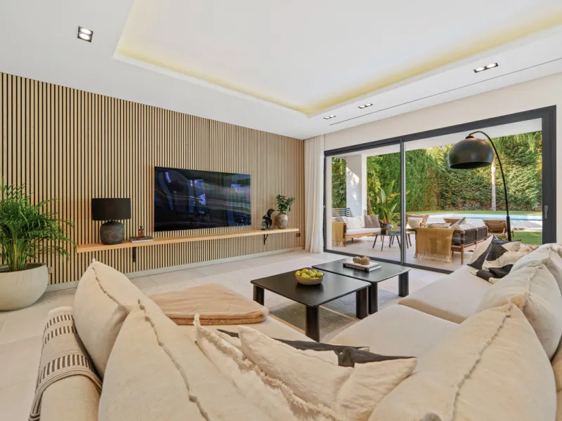 Located in the sought-after area of Nueva Andalucía, just minutes from Puerto Banús, Villa Jardin is a beautifully presented contemporary villa combining style, comfort, and functionality. The home features open-plan living areas with large sliding doors 