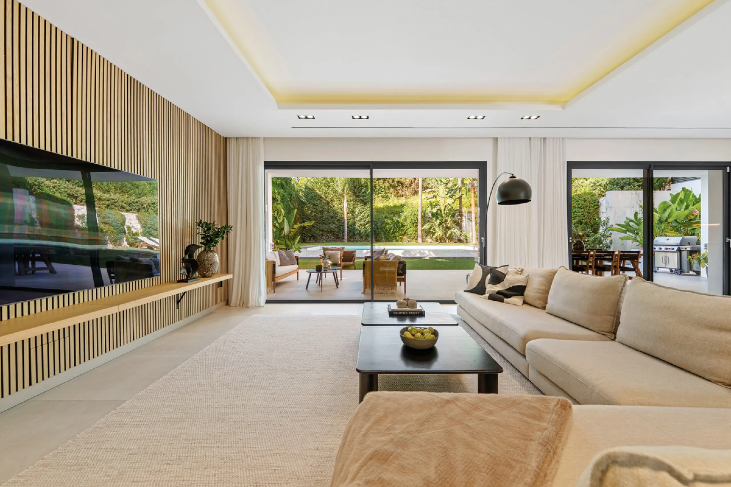 Located in the sought-after area of Nueva Andalucía, just minutes from Puerto Banús, Villa Jardin is a beautifully presented contemporary villa combining style, comfort, and functionality. The home features open-plan living areas with large sliding doors 