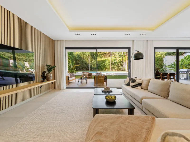 Located in the sought-after area of Nueva Andalucía, just minutes from Puerto Banús, Villa Jardin is a beautifully presented contemporary villa combining style, comfort, and functionality. The home features open-plan living areas with large sliding doors 