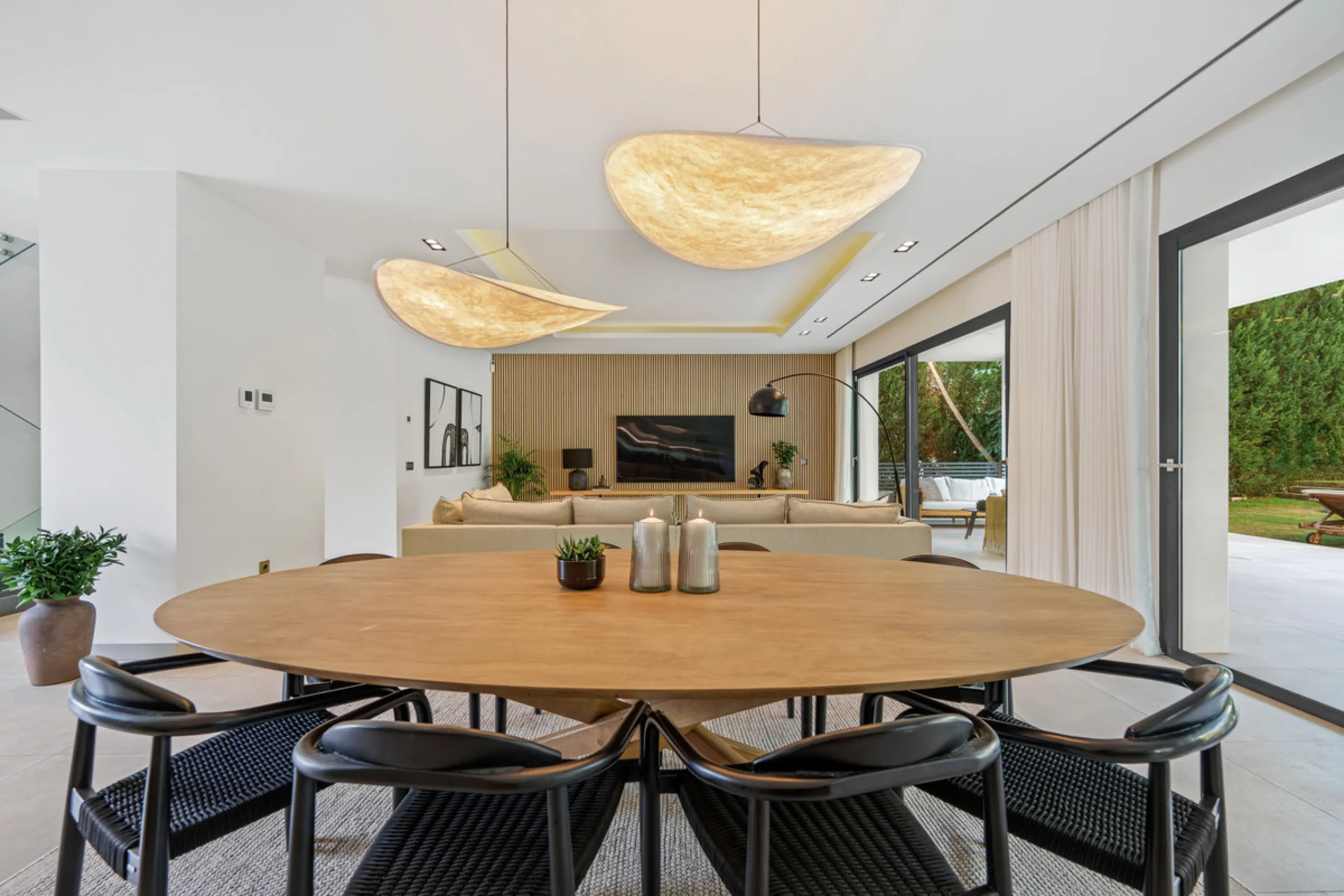 Located in the sought-after area of Nueva Andalucía, just minutes from Puerto Banús, Villa Jardin is a beautifully presented contemporary villa combining style, comfort, and functionality. The home features open-plan living areas with large sliding doors 