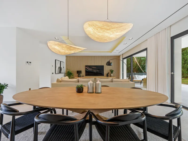 Located in the sought-after area of Nueva Andalucía, just minutes from Puerto Banús, Villa Jardin is a beautifully presented contemporary villa combining style, comfort, and functionality. The home features open-plan living areas with large sliding doors 