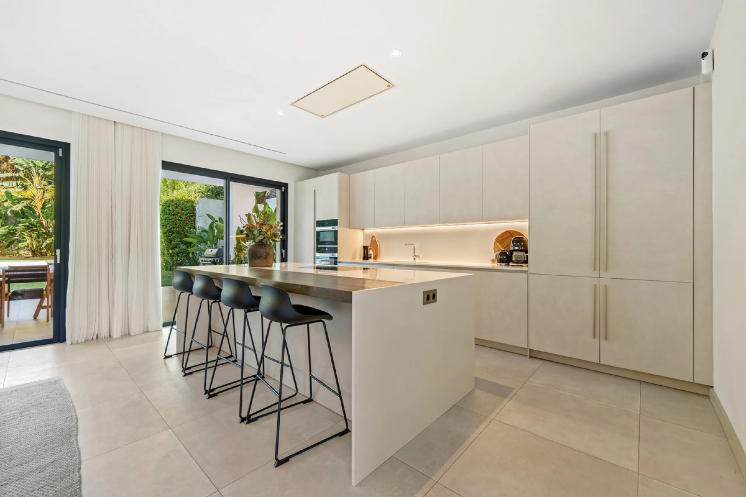 Located in the sought-after area of Nueva Andalucía, just minutes from Puerto Banús, Villa Jardin is a beautifully presented contemporary villa combining style, comfort, and functionality. The home features open-plan living areas with large sliding doors 
