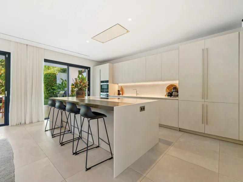 Located in the sought-after area of Nueva Andalucía, just minutes from Puerto Banús, Villa Jardin is a beautifully presented contemporary villa combining style, comfort, and functionality. The home features open-plan living areas with large sliding doors 