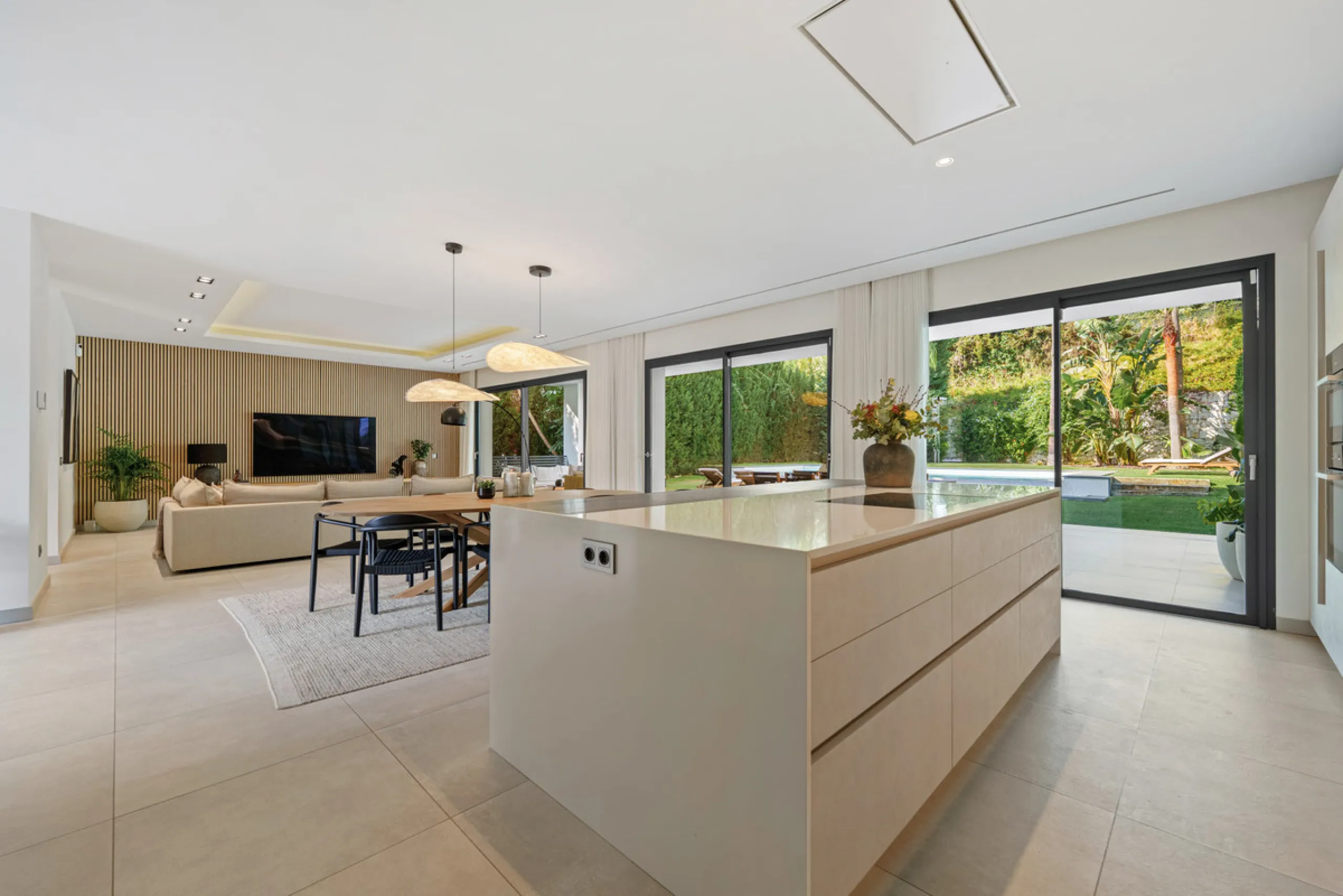 Located in the sought-after area of Nueva Andalucía, just minutes from Puerto Banús, Villa Jardin is a beautifully presented contemporary villa combining style, comfort, and functionality. The home features open-plan living areas with large sliding doors 