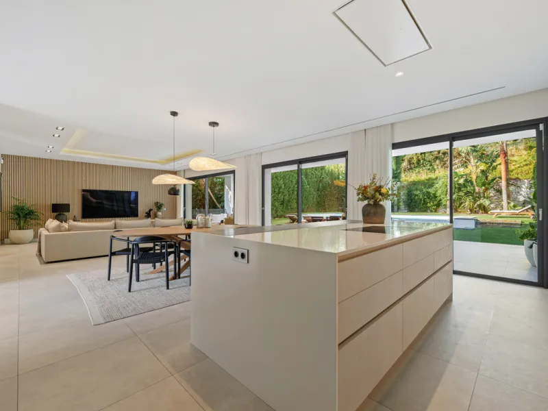 Located in the sought-after area of Nueva Andalucía, just minutes from Puerto Banús, Villa Jardin is a beautifully presented contemporary villa combining style, comfort, and functionality. The home features open-plan living areas with large sliding doors 