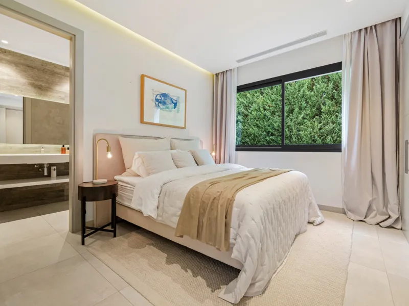 Located in the sought-after area of Nueva Andalucía, just minutes from Puerto Banús, Villa Jardin is a beautifully presented contemporary villa combining style, comfort, and functionality. The home features open-plan living areas with large sliding doors 