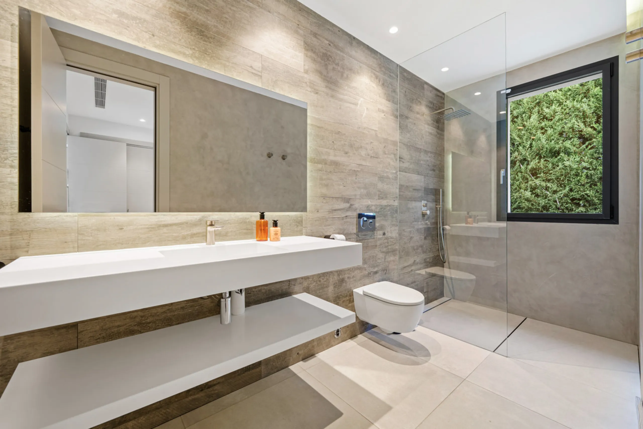 Located in the sought-after area of Nueva Andalucía, just minutes from Puerto Banús, Villa Jardin is a beautifully presented contemporary villa combining style, comfort, and functionality. The home features open-plan living areas with large sliding doors 