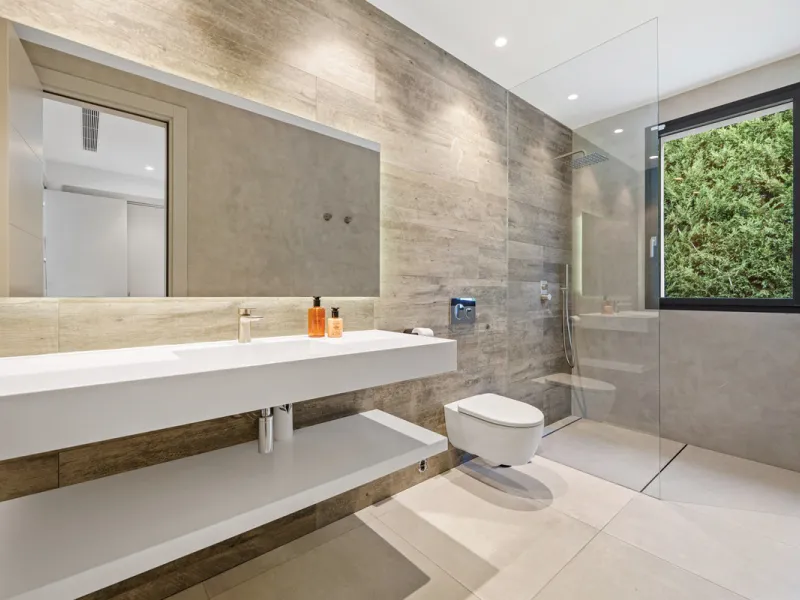 Located in the sought-after area of Nueva Andalucía, just minutes from Puerto Banús, Villa Jardin is a beautifully presented contemporary villa combining style, comfort, and functionality. The home features open-plan living areas with large sliding doors 