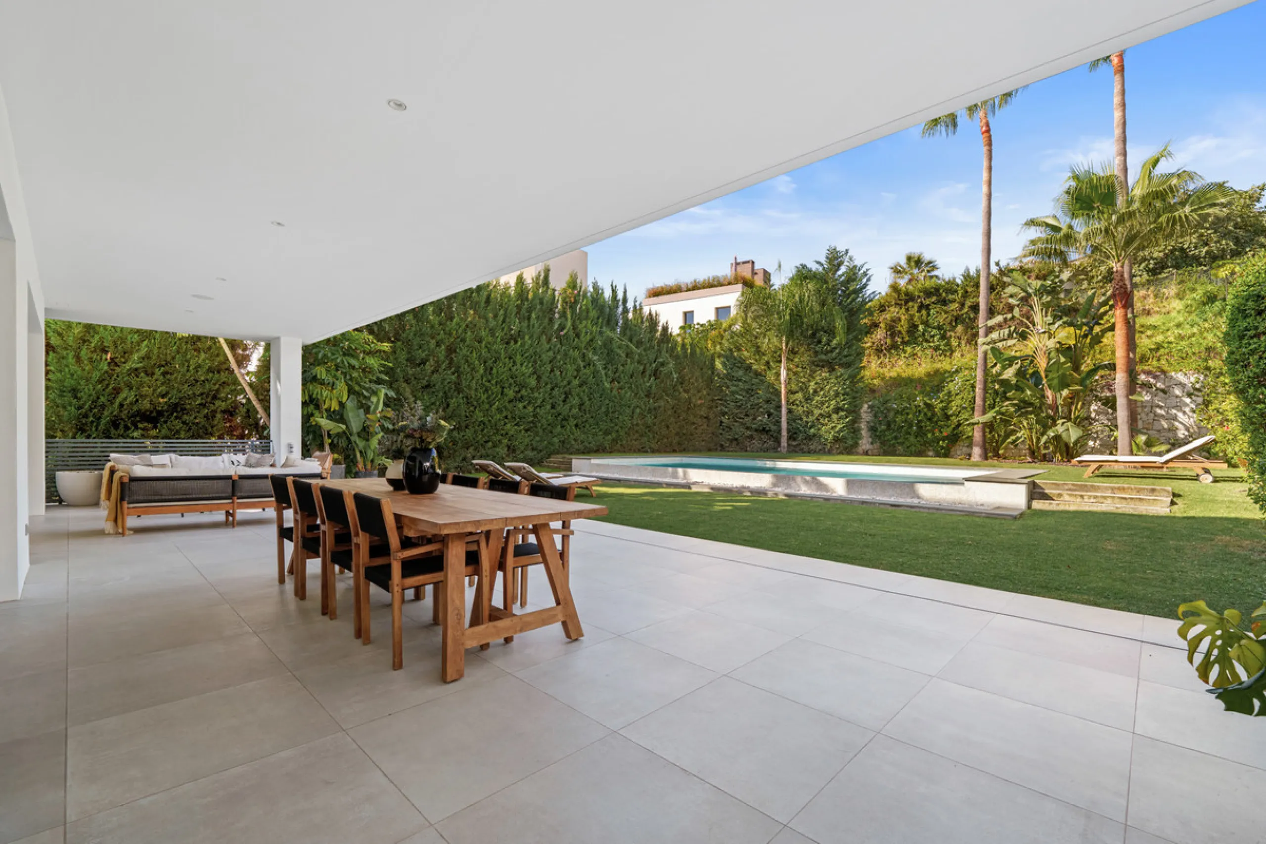 Located in the sought-after area of Nueva Andalucía, just minutes from Puerto Banús, Villa Jardin is a beautifully presented contemporary villa combining style, comfort, and functionality. The home features open-plan living areas with large sliding doors 