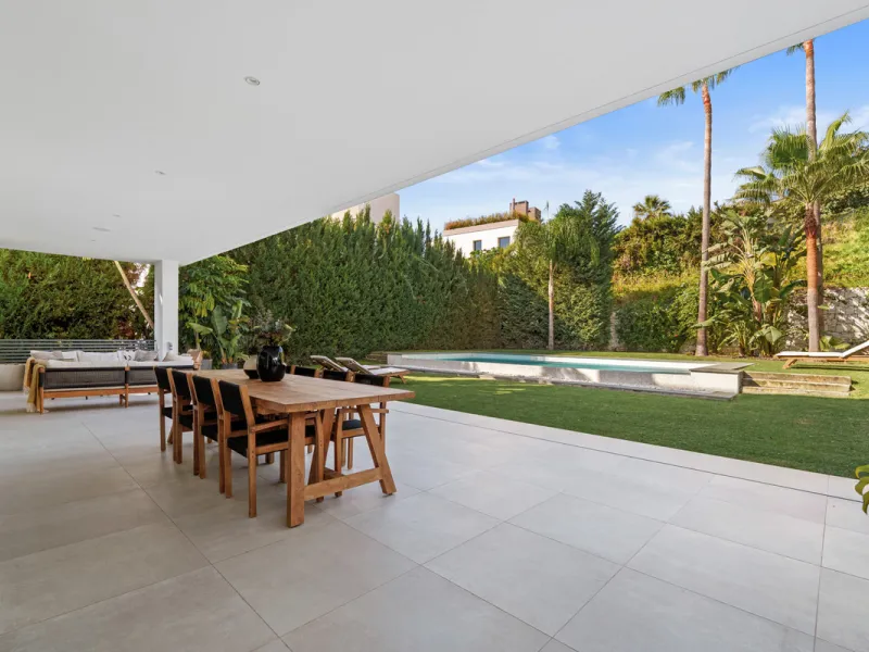 Located in the sought-after area of Nueva Andalucía, just minutes from Puerto Banús, Villa Jardin is a beautifully presented contemporary villa combining style, comfort, and functionality. The home features open-plan living areas with large sliding doors 