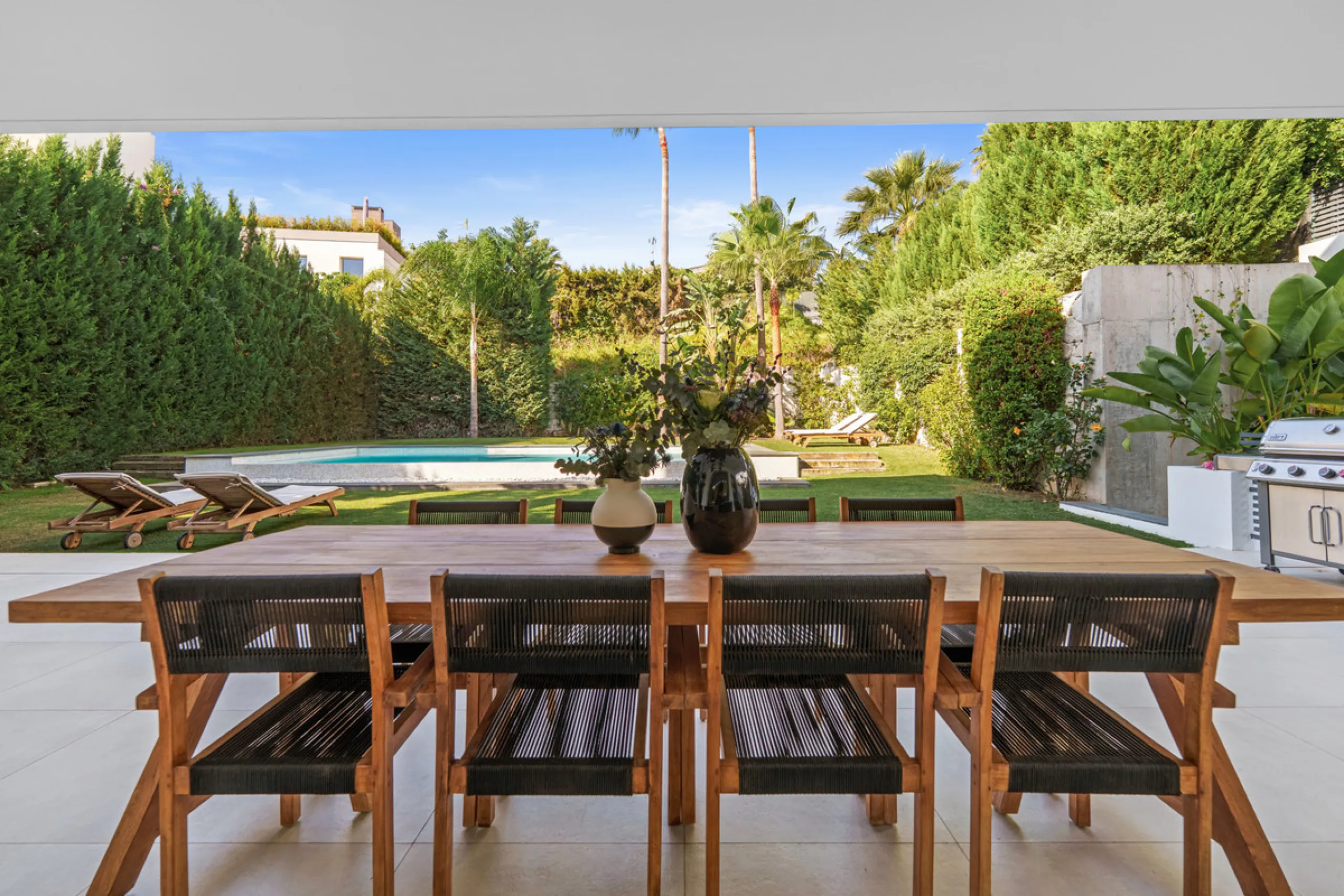 Located in the sought-after area of Nueva Andalucía, just minutes from Puerto Banús, Villa Jardin is a beautifully presented contemporary villa combining style, comfort, and functionality. The home features open-plan living areas with large sliding doors 