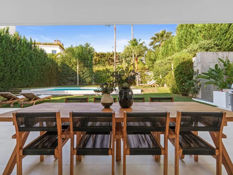 Located in the sought-after area of Nueva Andalucía, just minutes from Puerto Banús, Villa Jardin is a beautifully presented contemporary villa combining style, comfort, and functionality. The home features open-plan living areas with large sliding doors 