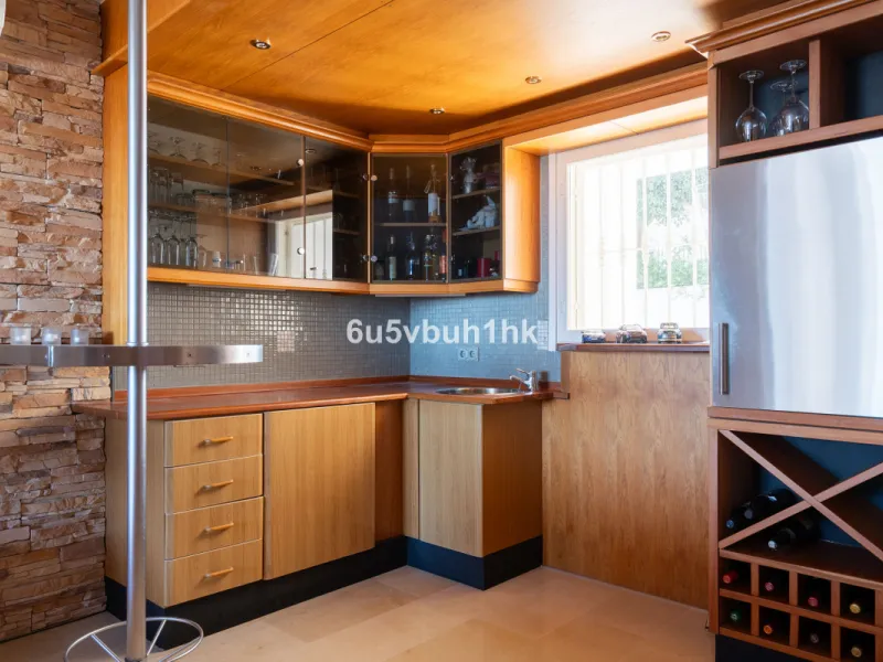This entire house offers versatile possibilities for personal use, a holiday home, or as an investment opportunity.