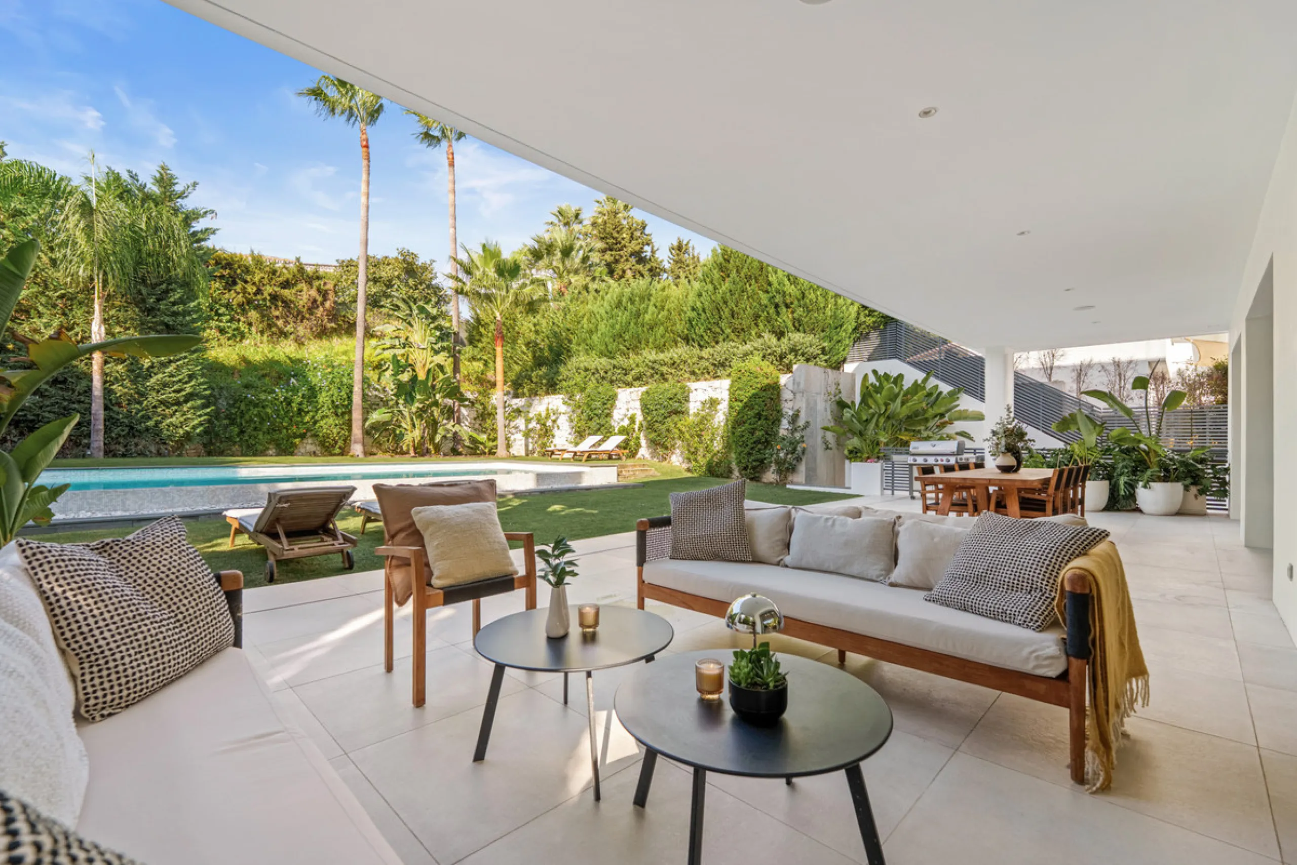 Located in the sought-after area of Nueva Andalucía, just minutes from Puerto Banús, Villa Jardin is a beautifully presented contemporary villa combining style, comfort, and functionality. The home features open-plan living areas with large sliding doors 