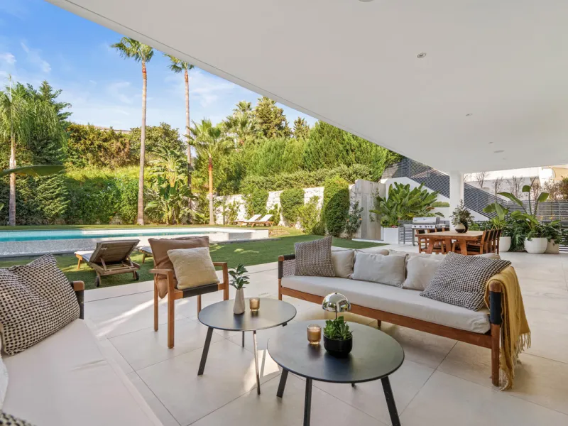 Located in the sought-after area of Nueva Andalucía, just minutes from Puerto Banús, Villa Jardin is a beautifully presented contemporary villa combining style, comfort, and functionality. The home features open-plan living areas with large sliding doors 
