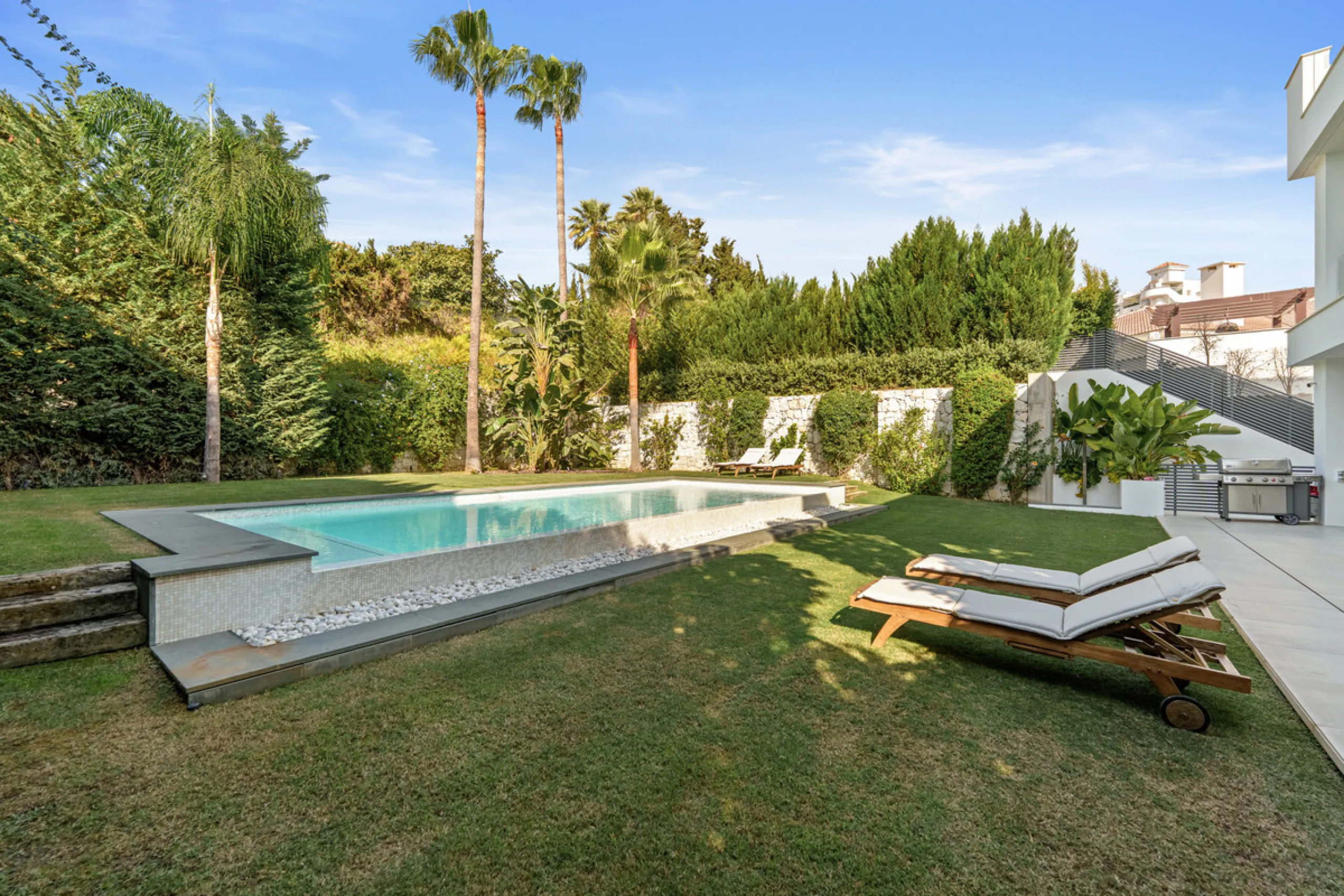 Located in the sought-after area of Nueva Andalucía, just minutes from Puerto Banús, Villa Jardin is a beautifully presented contemporary villa combining style, comfort, and functionality. The home features open-plan living areas with large sliding doors 